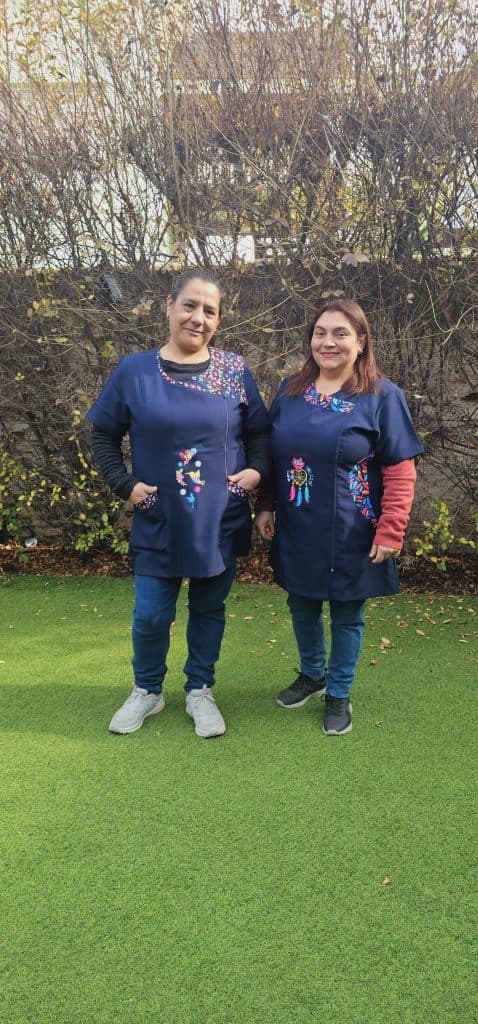 Tías auxiliares de Kineret en el patio del colegio.